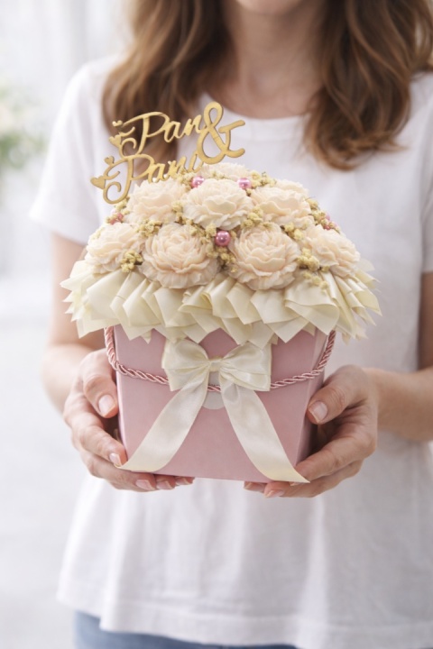 Flower Box Premium XL „Pudrowa Elegancja” – kompozycja kwiatowa z bazy glicerynowej, prezent na ślub, urodziny, Dzień Matki