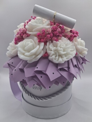 Flower Box Ukryte w Kwiatach – Białe Róże i Różowa Gipsówka