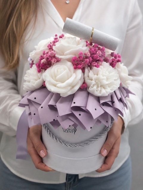 Flower Box Ukryte w Kwiatach – Białe Róże i Różowa Gipsówka
