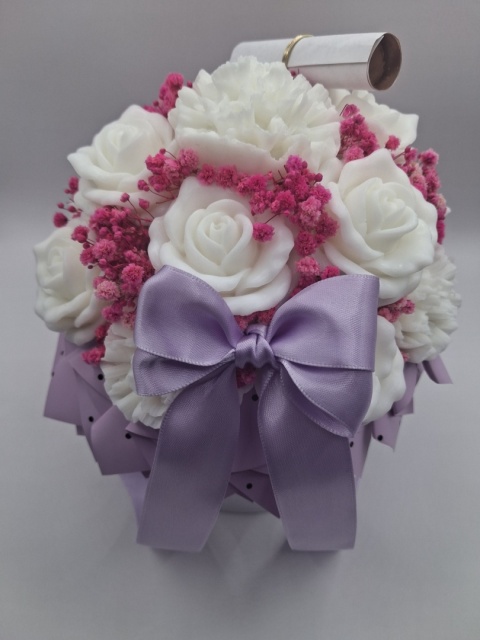 Flower Box Ukryte w Kwiatach – Białe Róże i Różowa Gipsówka