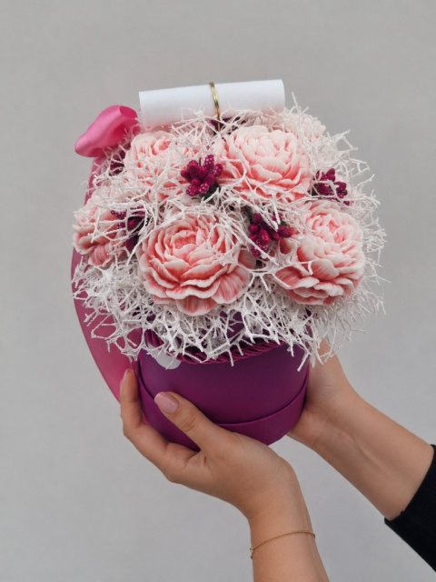 Flower Box „Ukryte w Kwiatach” – różowe piwonie | Elegancki prezent z ukrytą wiadomością