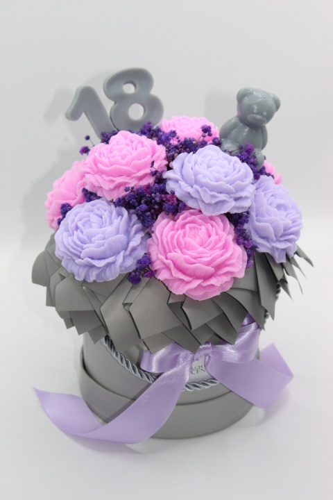 Flower Box na 18 Urodziny M – personalizowany prezent z kwiatami w eleganckim pudełku