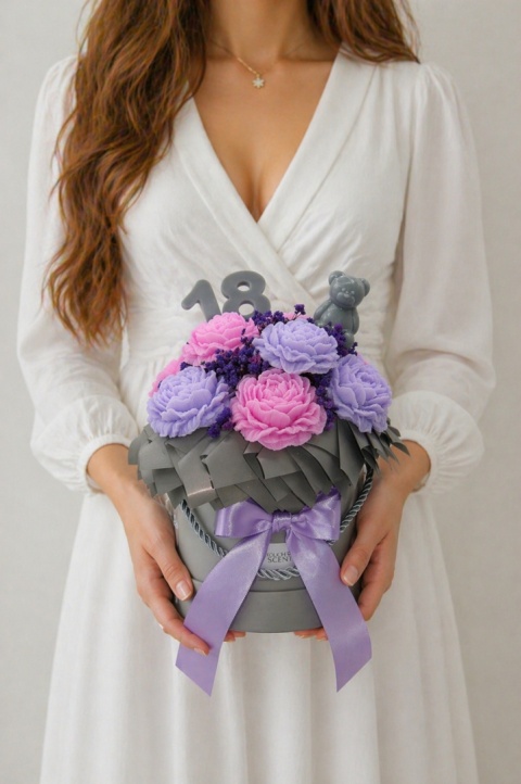 Flower Box na 18 Urodziny M – personalizowany prezent z kwiatami w eleganckim pudełku