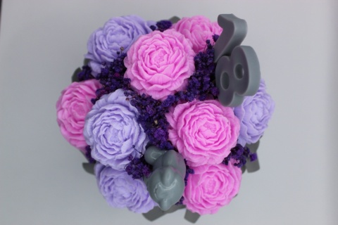 Flower Box na 18 Urodziny M – personalizowany prezent z kwiatami w eleganckim pudełku
