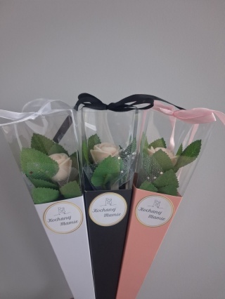 Róża z bazy glicerynowej w eleganckim opakowaniu + personalizowana naklejka, prezent na każdą okazję