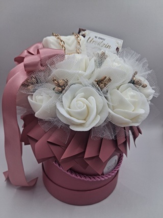 Flower Box na Urodziny dla Kobiety – Elegancki Bukiet Białych Róż w Pudełku Cherry ze Złotymi Dodatkami