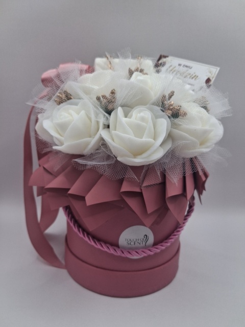 Flower Box na Urodziny dla Kobiety – Elegancki Bukiet Białych Róż w Pudełku Cherry ze Złotymi Dodatkami