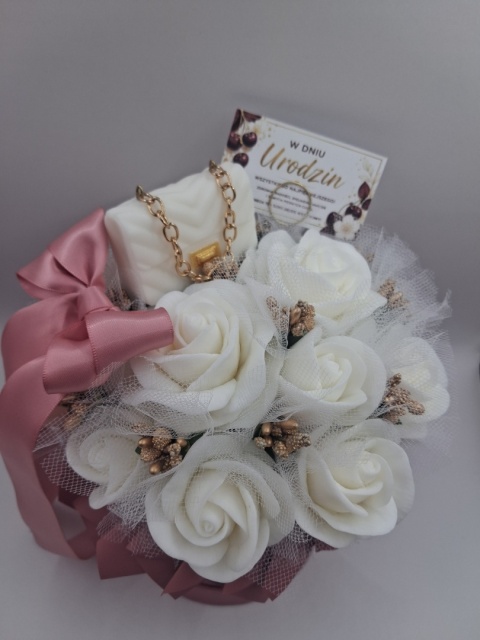 Flower Box na Urodziny dla Kobiety – Elegancki Bukiet Białych Róż w Pudełku Cherry ze Złotymi Dodatkami