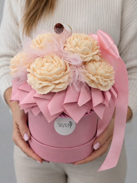Flower Box w różowych odcieniach z kremowymi różami – personalizowany prezent | Kolekcja Ukryte w Kwiatach