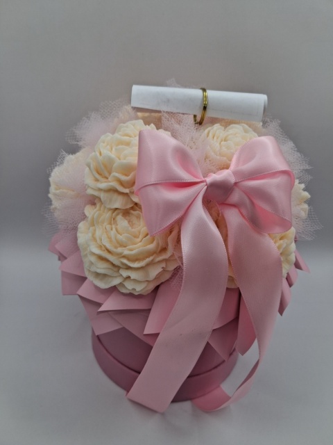 Flower Box w różowych odcieniach z kremowymi różami – personalizowany prezent | Kolekcja Ukryte w Kwiatach
