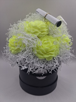 Flower Box z Kwiatami – Czarny Box z Żółtymi Kwiatami, Ukryta Wiadomość, Personalizowany Prezent