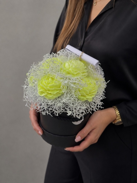Flower Box z Kwiatami – Czarny Box z Żółtymi Kwiatami, Ukryta Wiadomość, Personalizowany Prezent