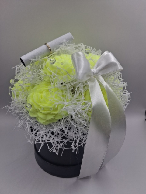 Flower Box z Kwiatami – Czarny Box z Żółtymi Kwiatami, Ukryta Wiadomość, Personalizowany Prezent