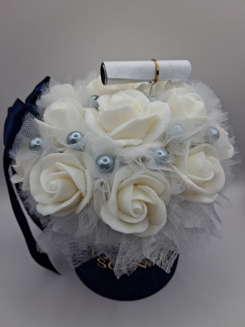Luksusowy Flower Box Granatowy z Białymi Różami z Bazy Glicerynowej i Perłami | Elegancki Prezent Handmade