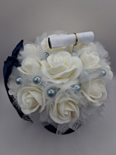 Luksusowy Flower Box Granatowy z Białymi Różami z Bazy Glicerynowej i Perłami | Elegancki Prezent Handmade