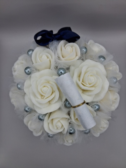 Luksusowy Flower Box Granatowy z Białymi Różami z Bazy Glicerynowej i Perłami | Elegancki Prezent Handmade